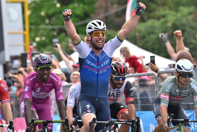 Top 3 para Fernando Gaviria en la etapa 3 del Giro 2022