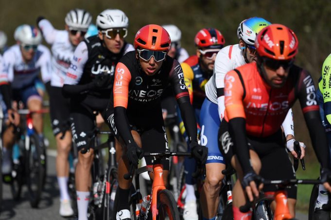 Egan Bernal se mantiene en el top 10 de la Paris-Niza