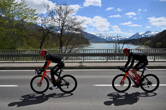 Egan Bernal con el grupo principal en el Tour de Romandia