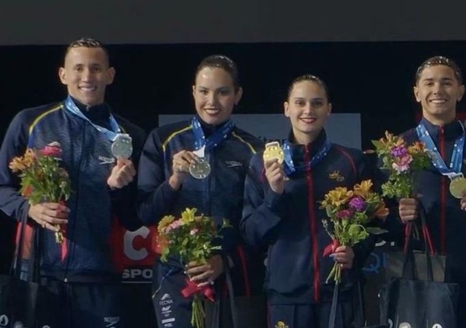 Doble podio mundial en natación artística