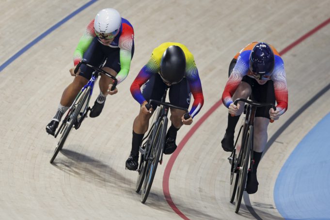 Un accidente sacude la pista mientras Colombia celebra en el podio