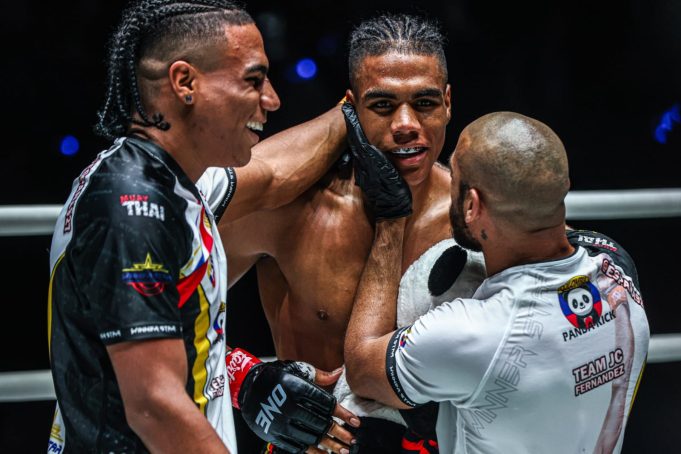 Muay Thai con sabor colombiano: la noche mágica de los Estupiñán