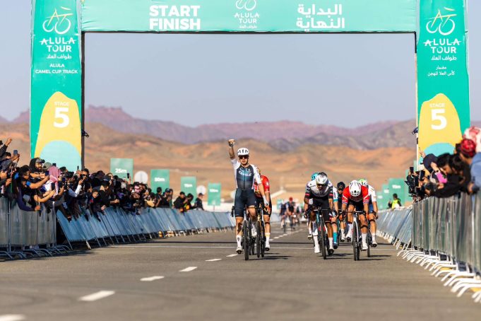 Sebastián Molano queda a un punto de ganar en Arabia