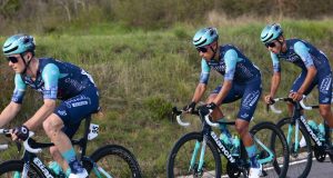 Los colombianos se mantienen firmes en una jornada de transición de la Volta a Cataluña