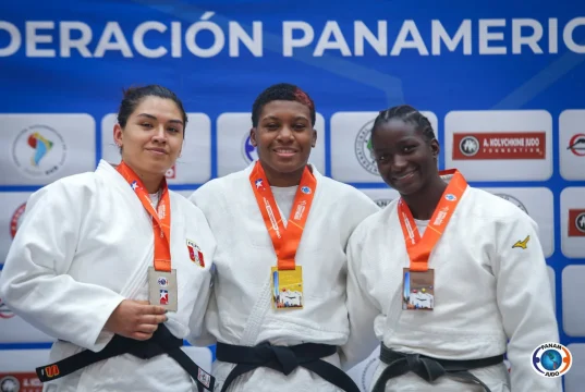 Brenda Olaya en el podio del Panamericano Open de Judo