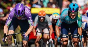 Harold Tejada en la definición de la etapa 13 del Tour de Francia/ Tomada de @xds_astana_team en Instagram