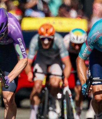 Harlod Tejada cerca de la victoria en el Tour de Francia Harold Tejada en la definición de la etapa 13 del Tour de Francia/ Tomada de @xds_astana_team en Instagram