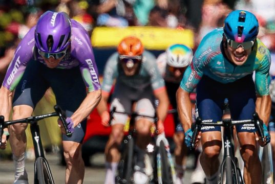 Harold Tejada en la definición de la etapa 13 del Tour de Francia/ Tomada de @xds_astana_team en Instagram
