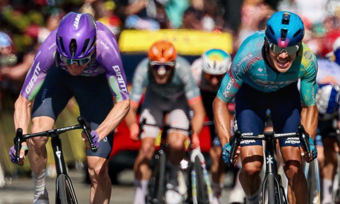 Harold Tejada en la definición de la etapa 13 del Tour de Francia/ Tomada de @xds_astana_team en Instagram