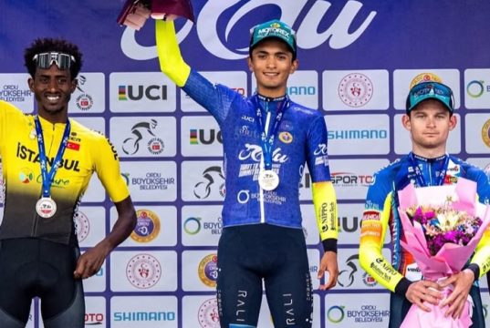 Victoria de Santiago Umba en la Ordu Black Sea Classic Santiago Umba en el podio de la Ordu Black Sea Classic/ Tomada de @santiagoumbal en Instagram