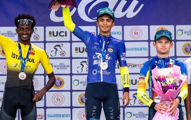 Santiago Umba en el podio de la Ordu Black Sea Classic/ Tomada de @santiagoumbal en Instagram