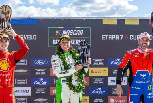 Tatiana Calderón hace historia y gana una carrera en NASCAR