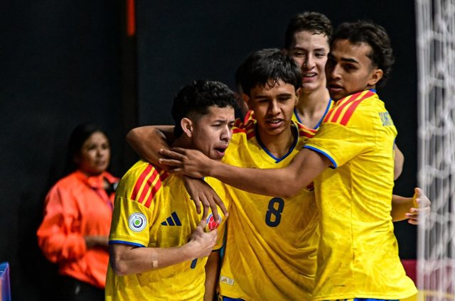 Colombia celebrando una de las anotación en el juego frente a Paraguay en la CONMEBOL Sub 20 de futsal/ Imagen tomada de @conmeboltorneos en Instagram