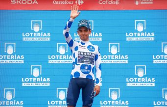 Santiago Buitrago en el podio de La Vuelta a España/ Tomada del Team Bahrain Victorious en X - @SprintCycling