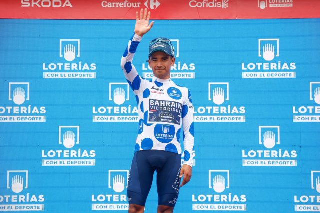 Santiago Buitrago en el podio de La Vuelta a España/ Tomada del Team Bahrain Victorious en X - @SprintCycling