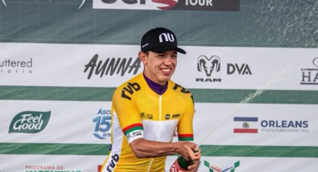 Javier Jamaica en el podio de la Vuelta a Santa Catarina 2026
