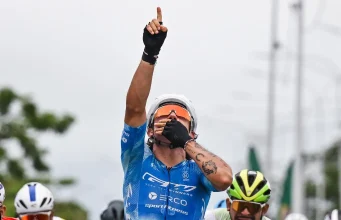 Nicolás Gómez celebrando la victoria en la etapa 4 de la Vuelta a Venezuela