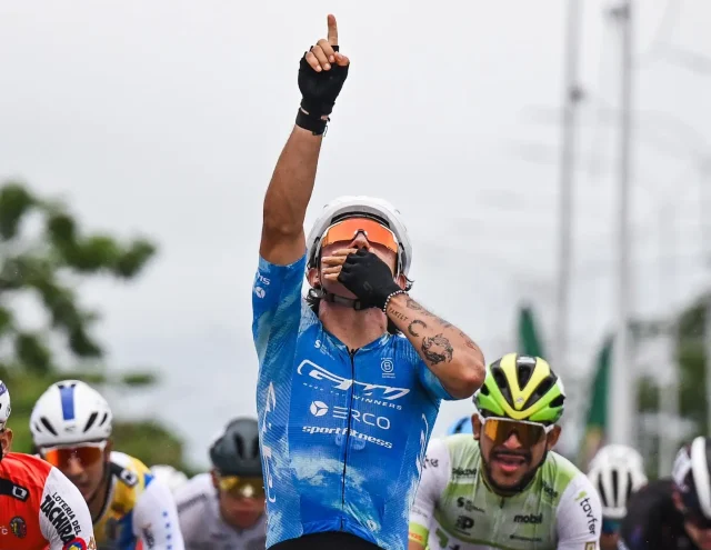 Nicolás Gómez celebrando la victoria en la etapa 4 de la Vuelta a Venezuela