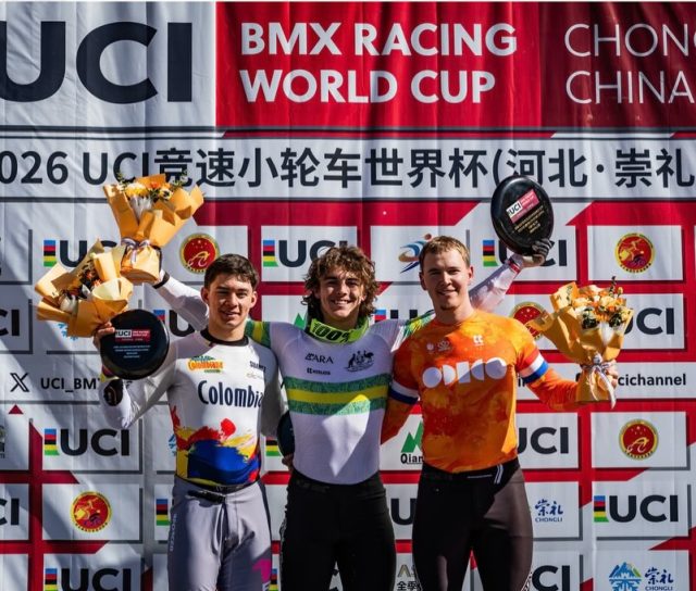 Juan José en el podio de la Copa Mundo de BMX en China/ Tomada de @jjvelasquez626 en Instagram